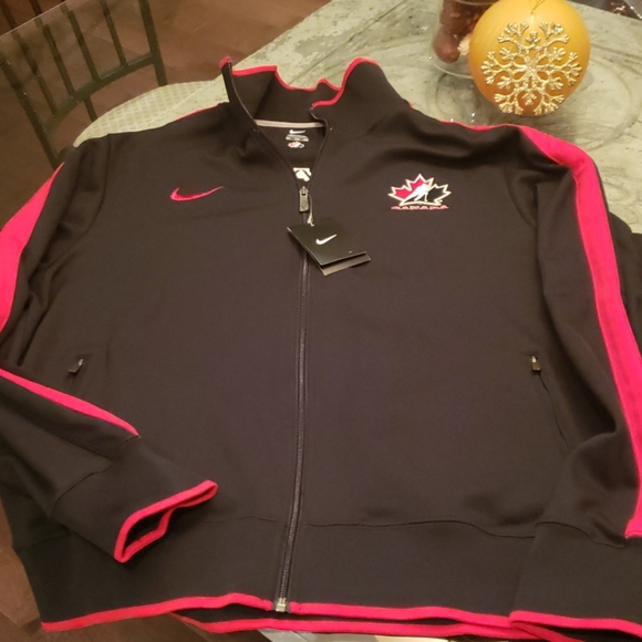 Nike Other - NIKE TEAM CANADA ZIPPERED WINDBREAKER